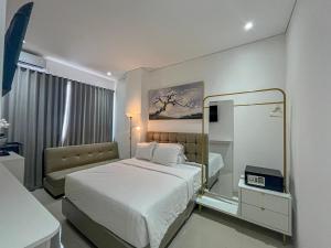 Postel nebo postele na pokoji v ubytování Graha Socio Hotel Nusa Dua Bali