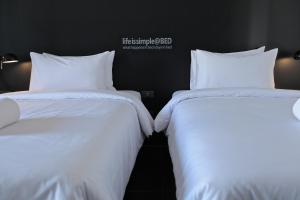 Postel nebo postele na pokoji v ubytování BED Nimman - Adults Only
