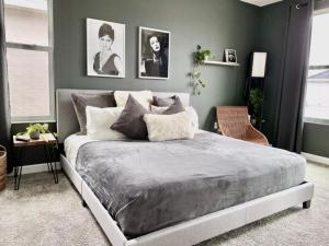 En eller flere senge i et værelse på Luxury 6 Bedroom 5 bath poolHome 214