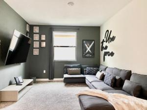 Et opholdsområde på Luxury 6 Bedroom 5 bath poolHome 214