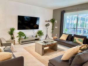 Et tv og/eller underholdning på Luxury 6 Bedroom 5 bath poolHome 214