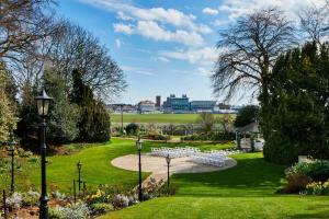 Κήπος έξω από το Delta Hotels by Marriott York