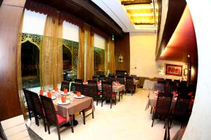Draufsicht auf ein Restaurant mit Tischen und Stühlen in der Unterkunft Markazia Suites in Beirut