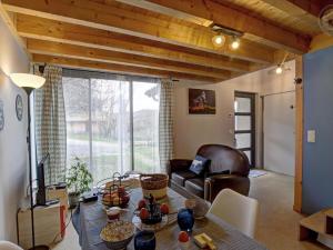 een woonkamer met een tafel en een bank bij Gîte lumineux avec terrasse et animaux acceptés - FR-1-496-155 in Doizieux +6 foto's