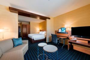 TV a/nebo společenská místnost v ubytování Fairfield by Marriott Inn & Suites Palm Desert Coachella Valley