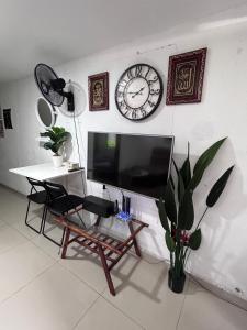 Televisi dan/atau pusat hiburan di Nadrah Cottage +6 foto