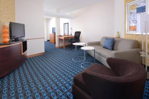 TV a/nebo společenská místnost v ubytování Fairfield Inn & Suites by Marriott Dallas Plano The Colony