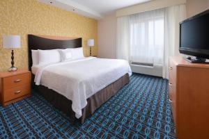 TV a/nebo společenská místnost v ubytování Fairfield Inn & Suites by Marriott Dallas Plano The Colony