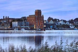 une grande masse d'eau devant une ville dans l'établissement Pier 8 im Pierspeicher, à Kappeln 4 autres photos