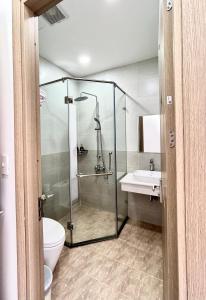 un bagno con doccia, WC e lavandino di Coconut Hotel a Phu Quoc