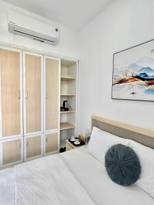 una camera da letto con un letto bianco di una piazza di Coconut Hotel a Phu Quoc Altre 23 foto