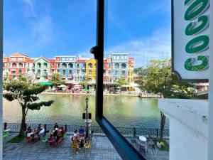una finestra di un edificio con vista sul fiume di Coconut Hotel a Phu Quoc