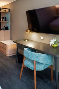 A television and/or entertainment centre at Fairfield by Marriott Lima Miraflores