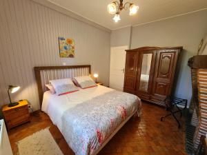 ein Schlafzimmer mit einem Bett mit zwei Kissen darauf in der Unterkunft Longère de charme rénovée, 2 chambres, proche Orléans - FR-1-590-553 in Ligny-le-Ribault