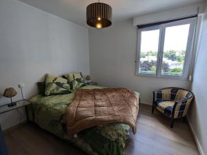 a bedroom with a bed and a window and a chair at Appartement confortable à Épinal, 2 chambres, wifi, parking, petit chien accepté - FR-1-589-766 in Épinal