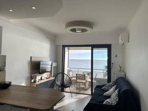 Posezení v ubytování Appartement rénové avec garage et climatisation au Lavandou - FR-1-251-850