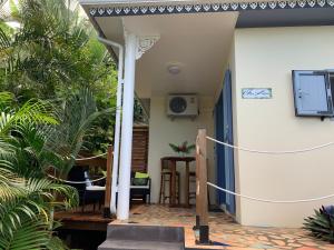 een veranda van een huis met een touw eromheen bij Gîte créole chic avec piscine, clim et wifi - FR-1-786-39 in Petite Île