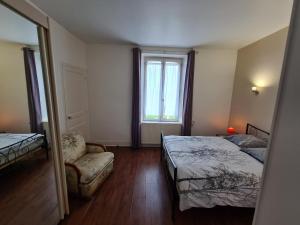 Postel nebo postele na pokoji v ubytování Charmant duplex avec parking et Wi-Fi près de Montargis - FR-1-590-546