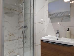 a bathroom with a shower and a sink at Maison rénovée avec jardin et parking, proche Orléans, animaux acceptés - FR-1-590-561 in Épieds-en-Beauce +22 photos