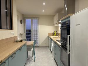 une cuisine avec un réfrigérateur et un plan de travail dans l'établissement Appartement confortable, proche centre-ville, idéal pour 4 personnes - FR-1-489-555, à Moulins 9 autres photos