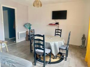 a dining room with a table and chairs and a tv at Appartement F3 avec Wi-Fi, clim portable & parking à Amélie-les-Bains - FR-1-703-200 in Amélie-les-Bains-Palalda