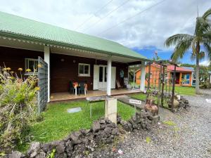 a small house with a green roof at Gîte 3 épis avec cuisine équipée et centre équestre à proximité - FR-1-786-38 in Saint-Benoît