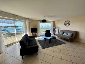 Χώρος καθιστικού στο Appartement spacieux 3P à Étel - Terrasse - Vue port - Wifi - Parking - FR-1-479-203