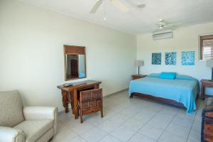 Un dormitorio con una cama, un sofá y una silla. en 1063 - Cruz Del Mar M302, en Santa Cruz Huatulco 16 fotos más