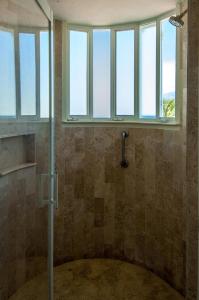 Un baño con ducha con ventana. en 1063 - Cruz Del Mar M302, en Santa Cruz Huatulco