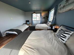 a bedroom with two beds and a laptop in it at 空貝-skyshell- in Igei +53 photos
