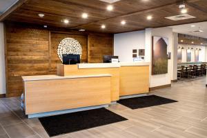 una hall con ufficio, reception e sedie di Fairfield Inn & Suites by Marriott Richmond Airport a Sandston Altre 23 foto