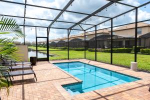 a swimming pool with a pergola and a swimming poolvisor at Modern 5BR TwnHome w Private Pool Near Disney 358 in Kissimmee