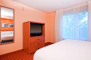 Fairfield by Marriott Inn & Suites Fossil Creek的电视和/或娱乐中心