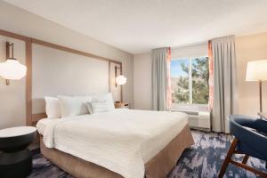 Postel nebo postele na pokoji v ubytování Fairfield Inn & Suites by Marriott Reno Sparks