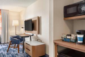 TV a/nebo společenská místnost v ubytování Fairfield Inn & Suites by Marriott Reno Sparks