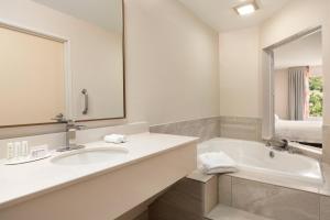 Koupelna v ubytování Fairfield Inn & Suites by Marriott Reno Sparks