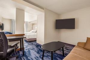 TV a/nebo společenská místnost v ubytování Fairfield Inn & Suites by Marriott Reno Sparks