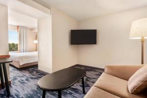 TV a/nebo společenská místnost v ubytování Fairfield Inn & Suites by Marriott Reno Sparks