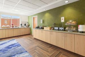 Příslušenství pro přípravu čaje a kávy v ubytování Fairfield Inn & Suites by Marriott Reno Sparks