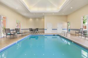 Bazén v ubytování Fairfield Inn & Suites by Marriott Reno Sparks nebo v jeho okolí