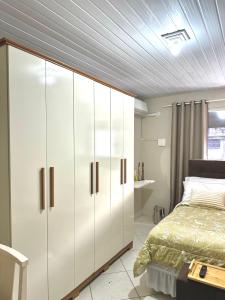 Postel nebo postele na pokoji v ubytování Quarto em Florianópolis + 12 fotografií