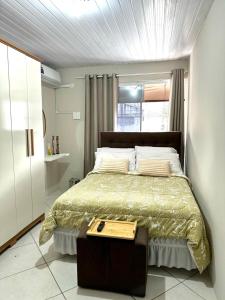 Postel nebo postele na pokoji v ubytování Quarto em Florianópolis