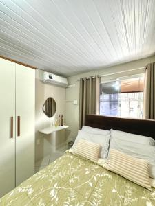 Postel nebo postele na pokoji v ubytování Quarto em Florianópolis