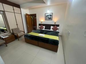 Postel nebo postele na pokoji v ubytování Tara Home Shimla Near Mall Road