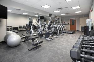 une salle de sport avec plusieurs tapis de course et machines cardio dans l'établissement Fairfield Inn and Suites by Marriott South Boston, à South Boston