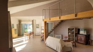 sala de estar con cama elevada y comedor en Villa architecte Tamaris sur mer, en La Seyne-sur-Mer
