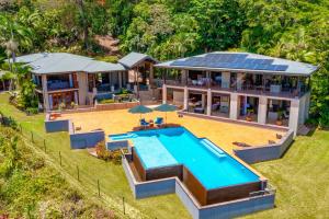 Bazén v ubytování Barong Luxury Home overlooking Cairns Unrivalled privacy and location search barongcairns nebo v jeho okolí