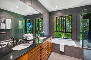 Koupelna v ubytování Barong Luxury Home overlooking Cairns Unrivalled privacy and location search barongcairns