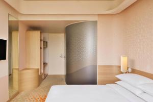 Postel nebo postele na pokoji v ubytování Fairfield by Marriott Chennai Mahindra World City