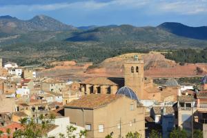 uma vista para uma cidade com montanhas ao fundo em Casa de Pueblo El Patio de las Cebollas em Segorbe